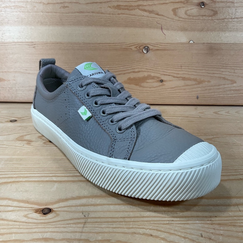 Cariuma OCA Low Premium Leather Sneaker Men's 9 Women’s 10.5 Grey White